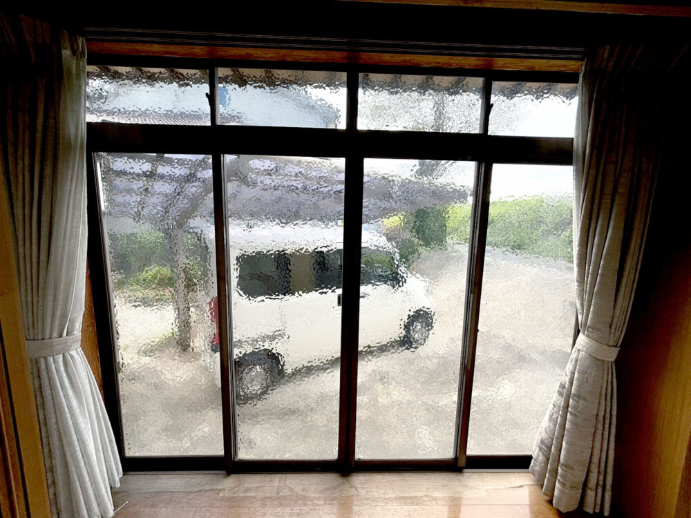 廊下の掃き出し窓 (工事前)